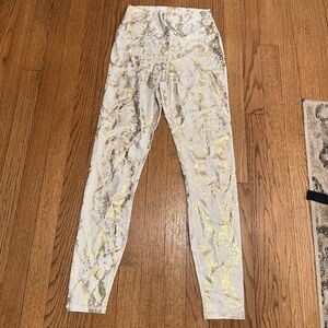 Carbón 38 white and whiny gold snake skin leggings